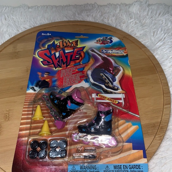 Vintage 2000 Finger Roller Skates Inline Rollerblades w/ Stunt Cones Toy - Picture 2 of 4